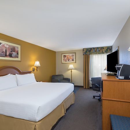 Clarion Pointe New Bern Hotel Bagian luar foto