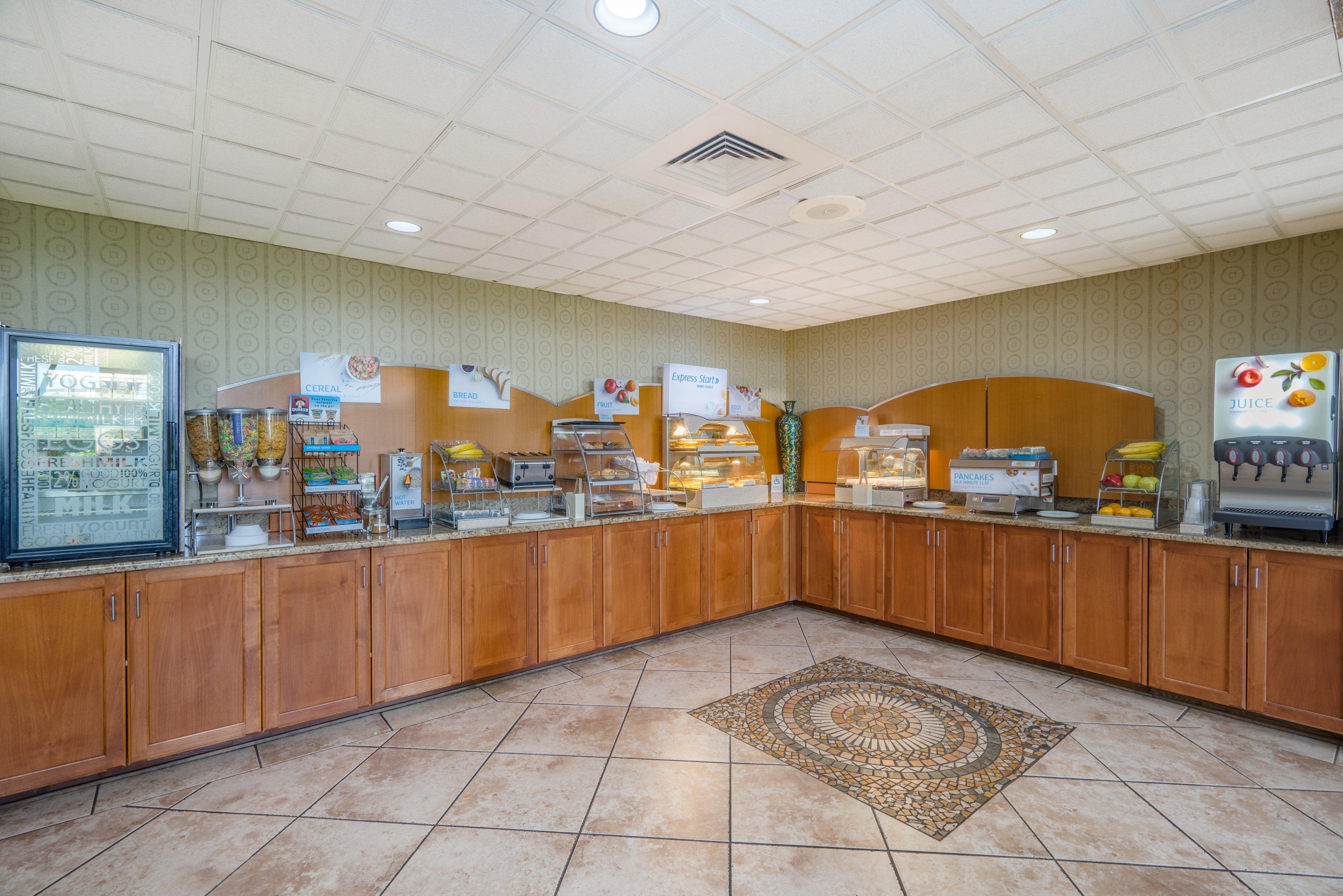Clarion Pointe New Bern Hotel Bagian luar foto