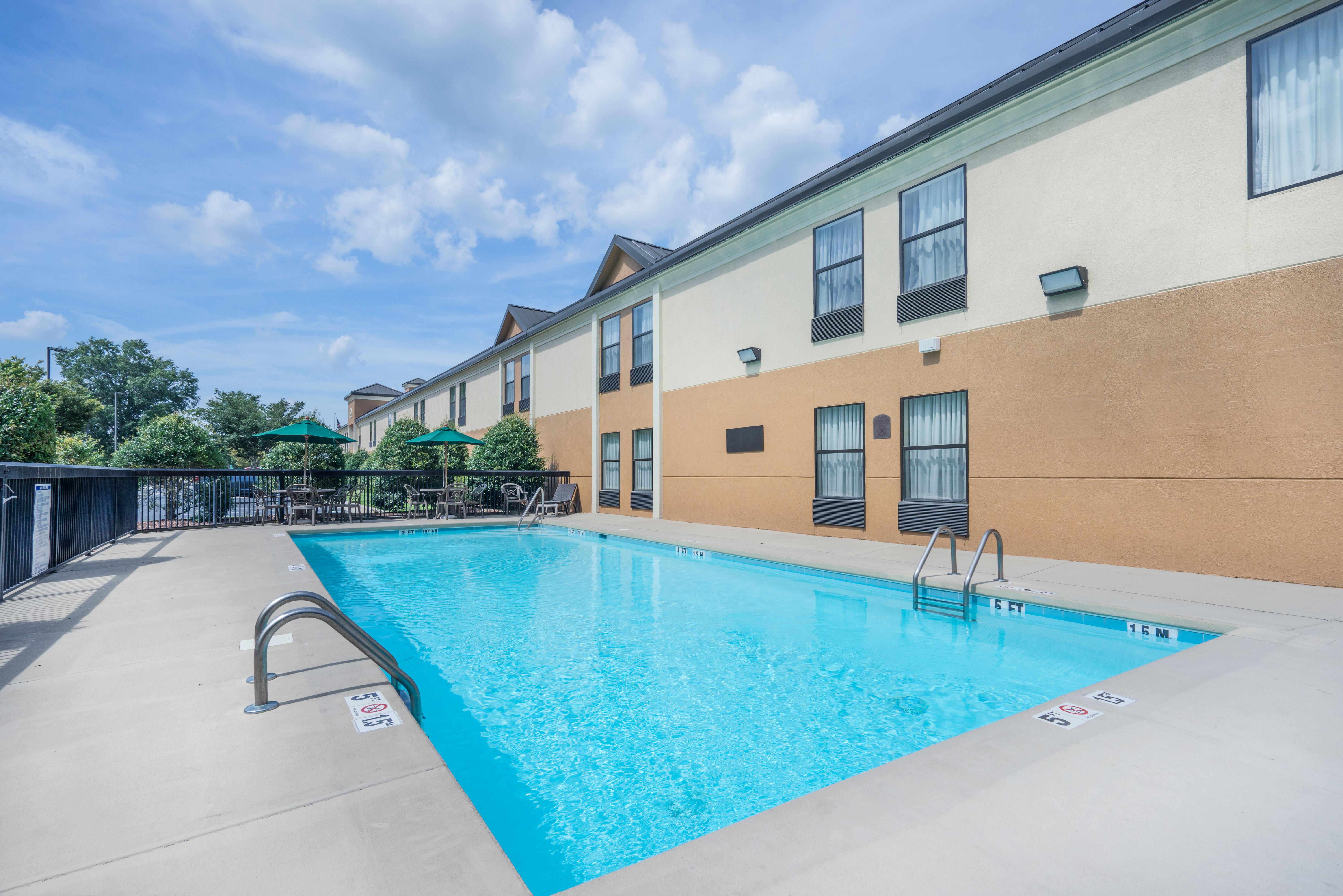 Clarion Pointe New Bern Hotel Bagian luar foto