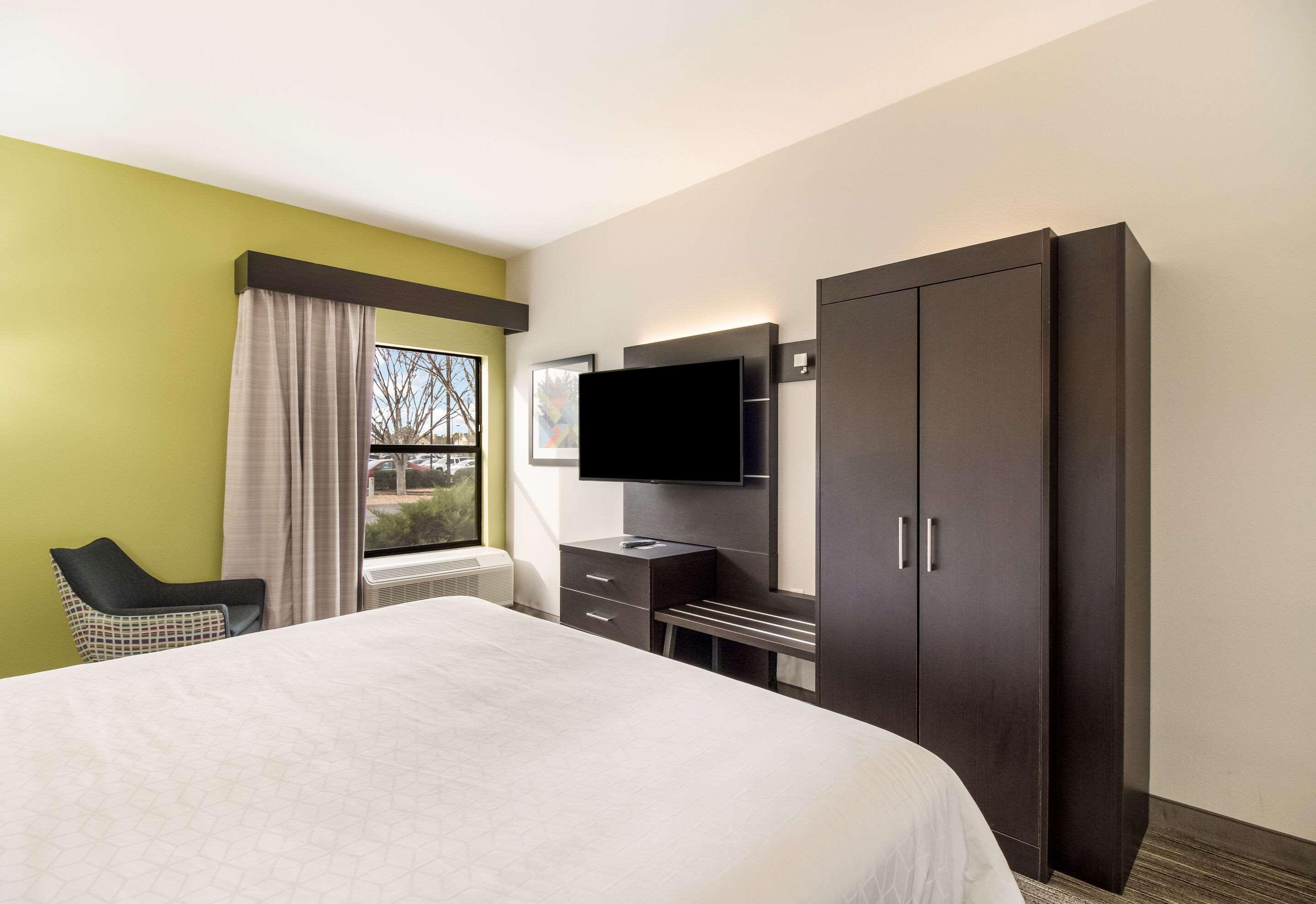 Clarion Pointe New Bern Hotel Bagian luar foto