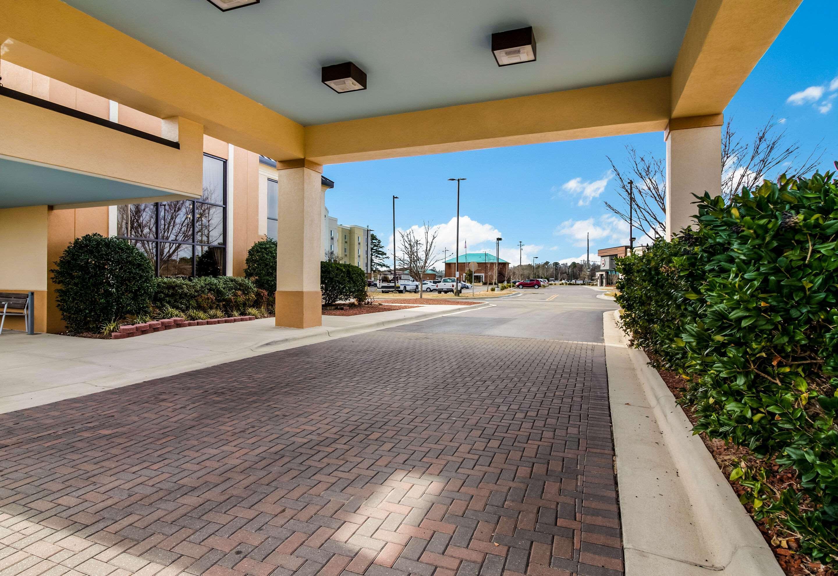 Clarion Pointe New Bern Hotel Bagian luar foto