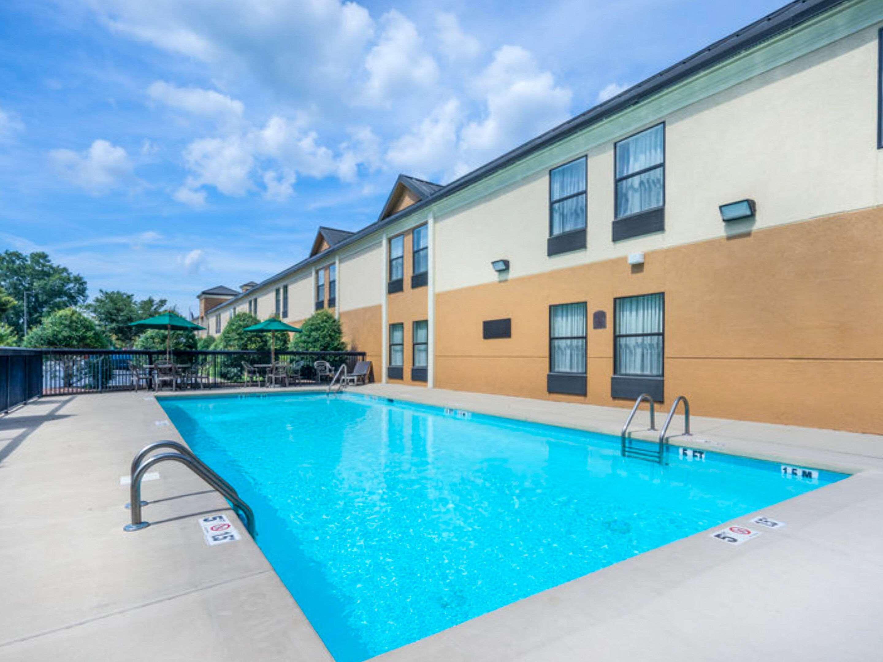 Clarion Pointe New Bern Hotel Bagian luar foto