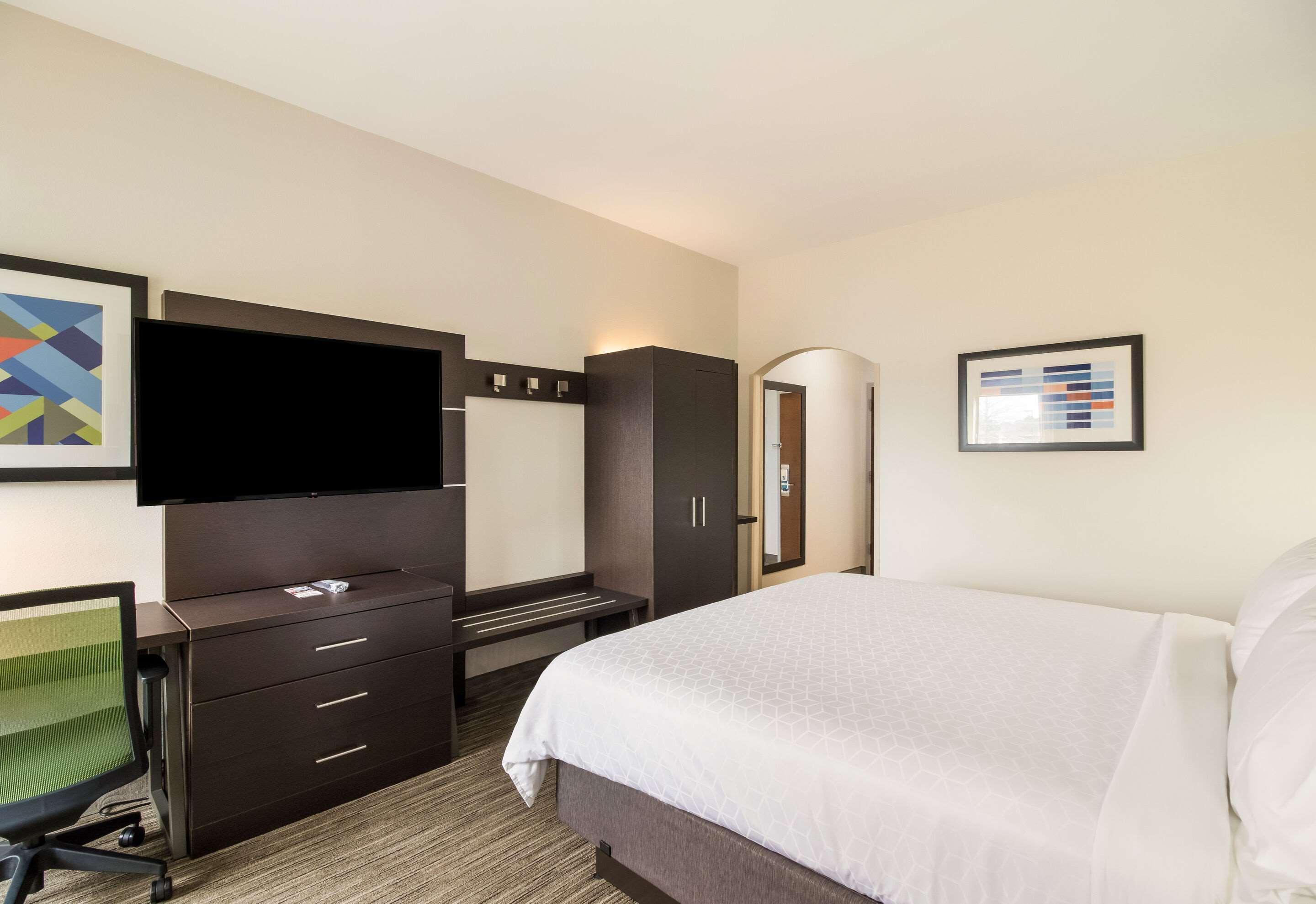 Clarion Pointe New Bern Hotel Bagian luar foto