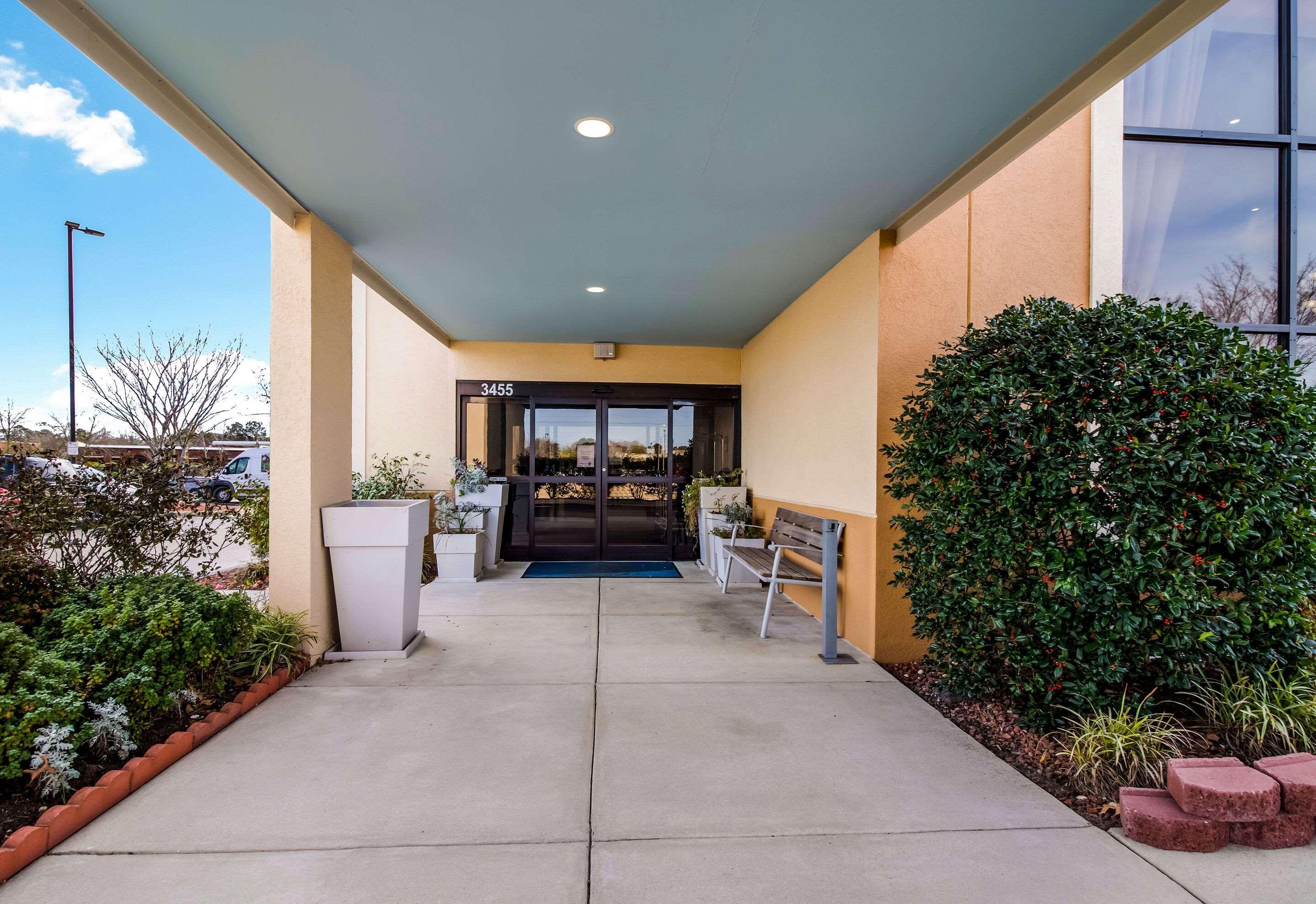 Clarion Pointe New Bern Hotel Bagian luar foto