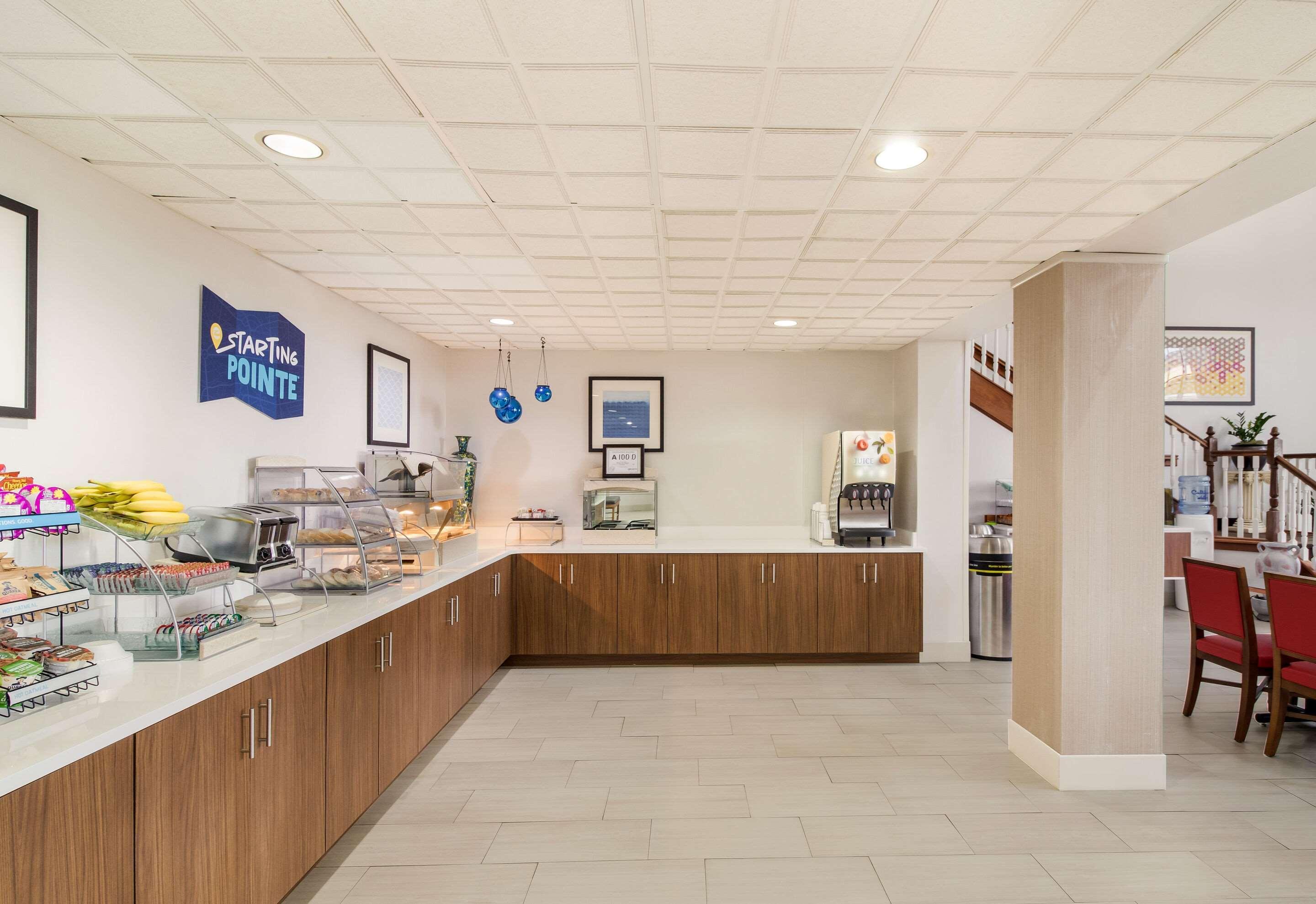 Clarion Pointe New Bern Hotel Bagian luar foto