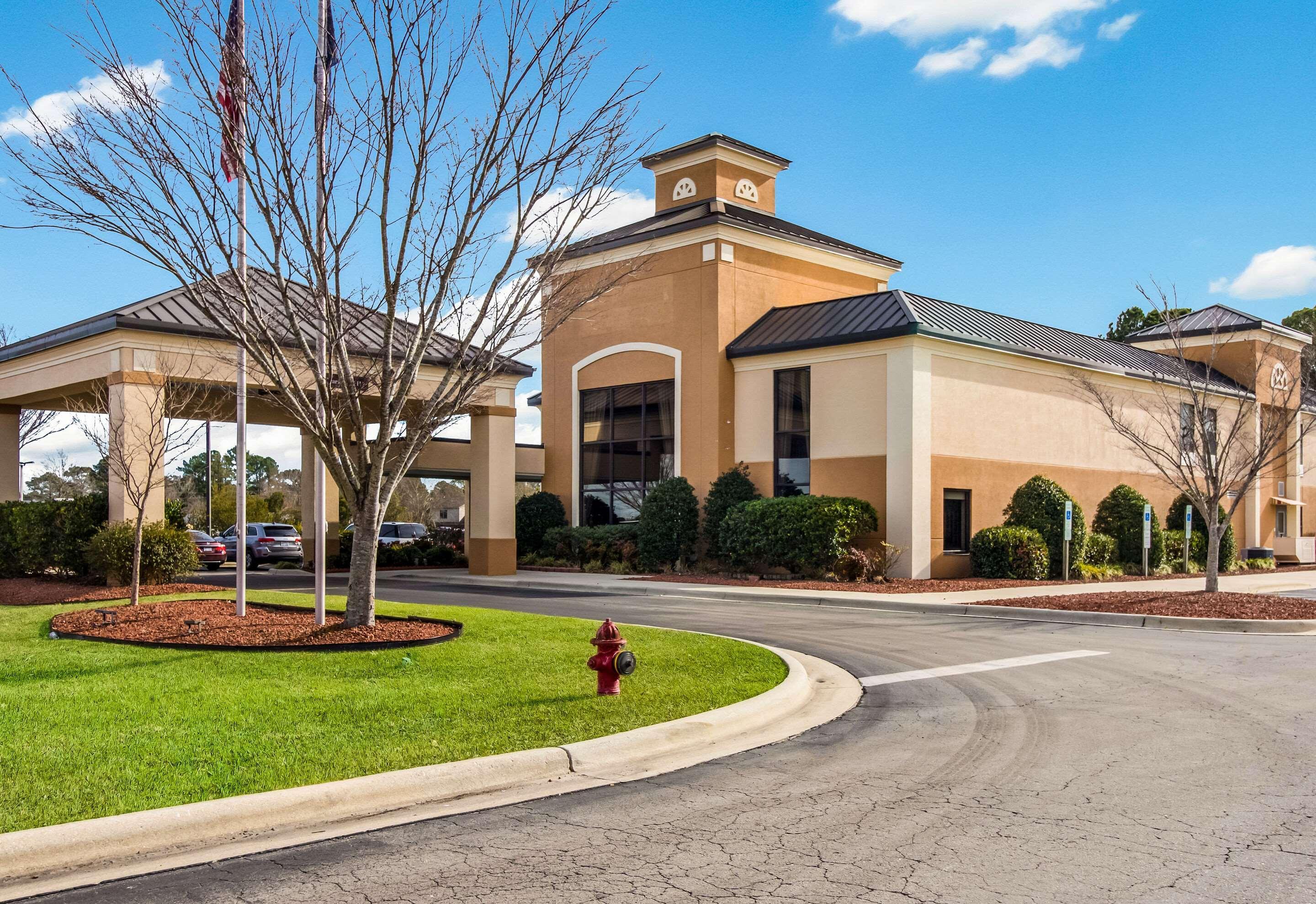 Clarion Pointe New Bern Hotel Bagian luar foto