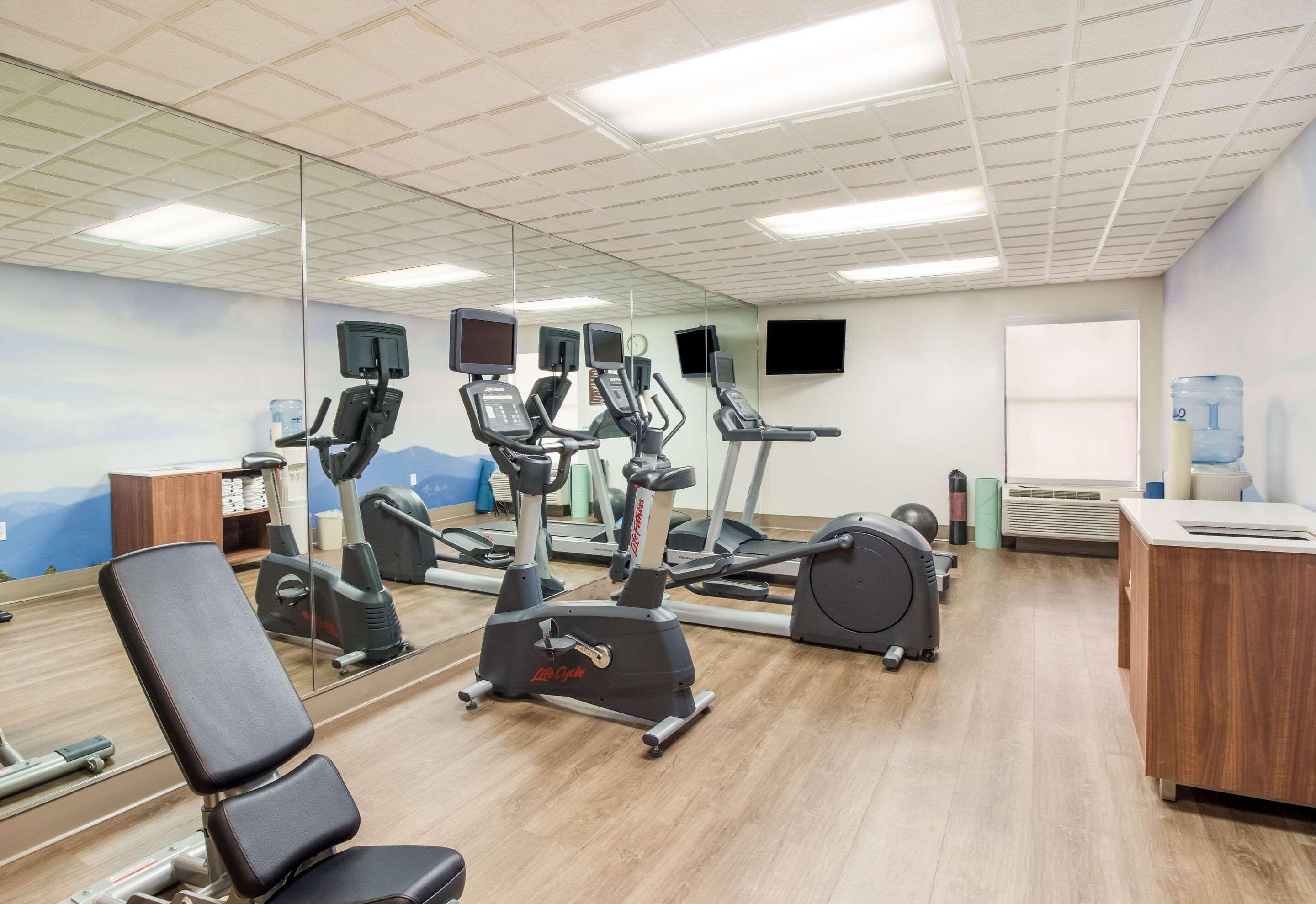 Clarion Pointe New Bern Hotel Bagian luar foto