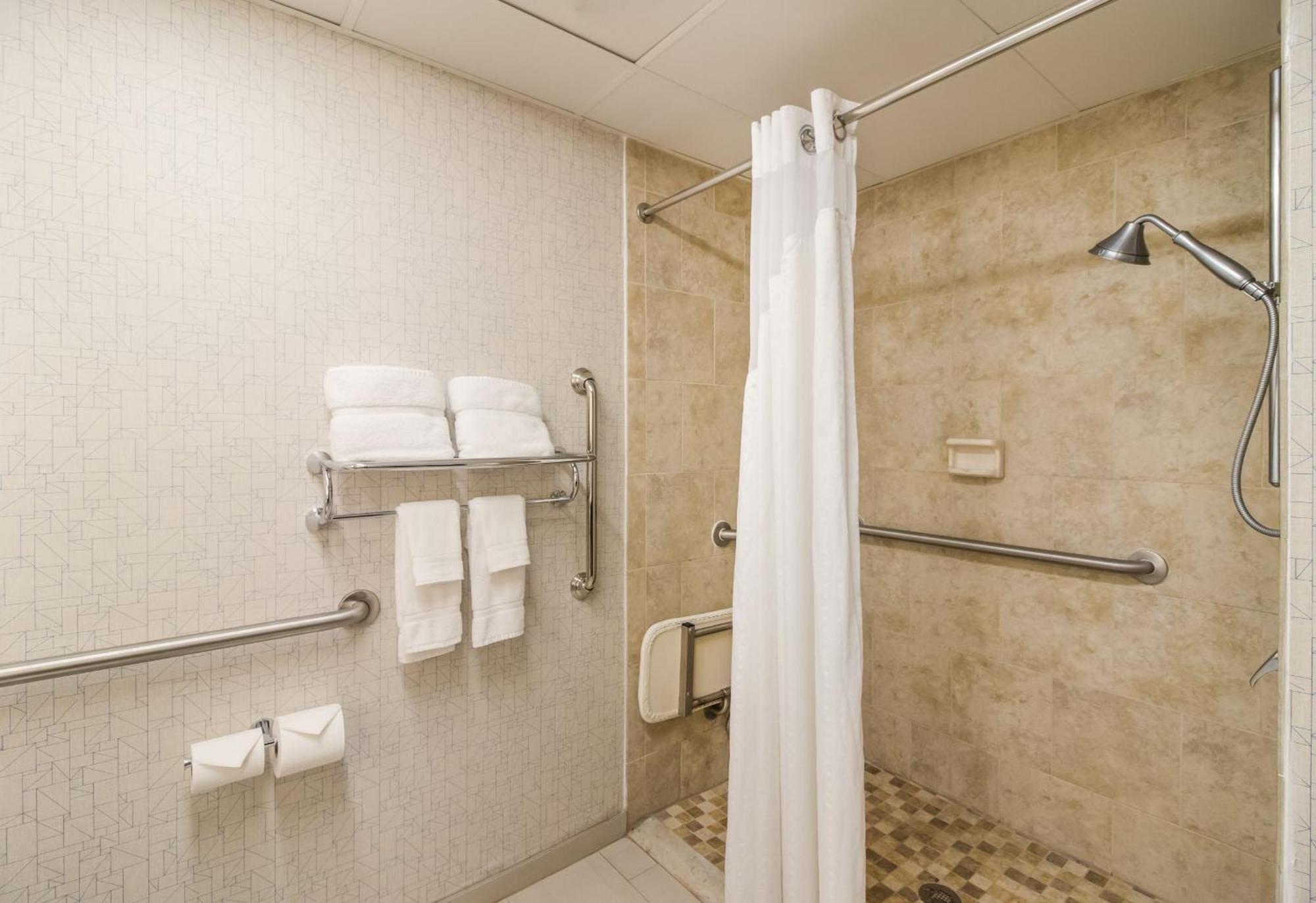 Clarion Pointe New Bern Hotel Bagian luar foto