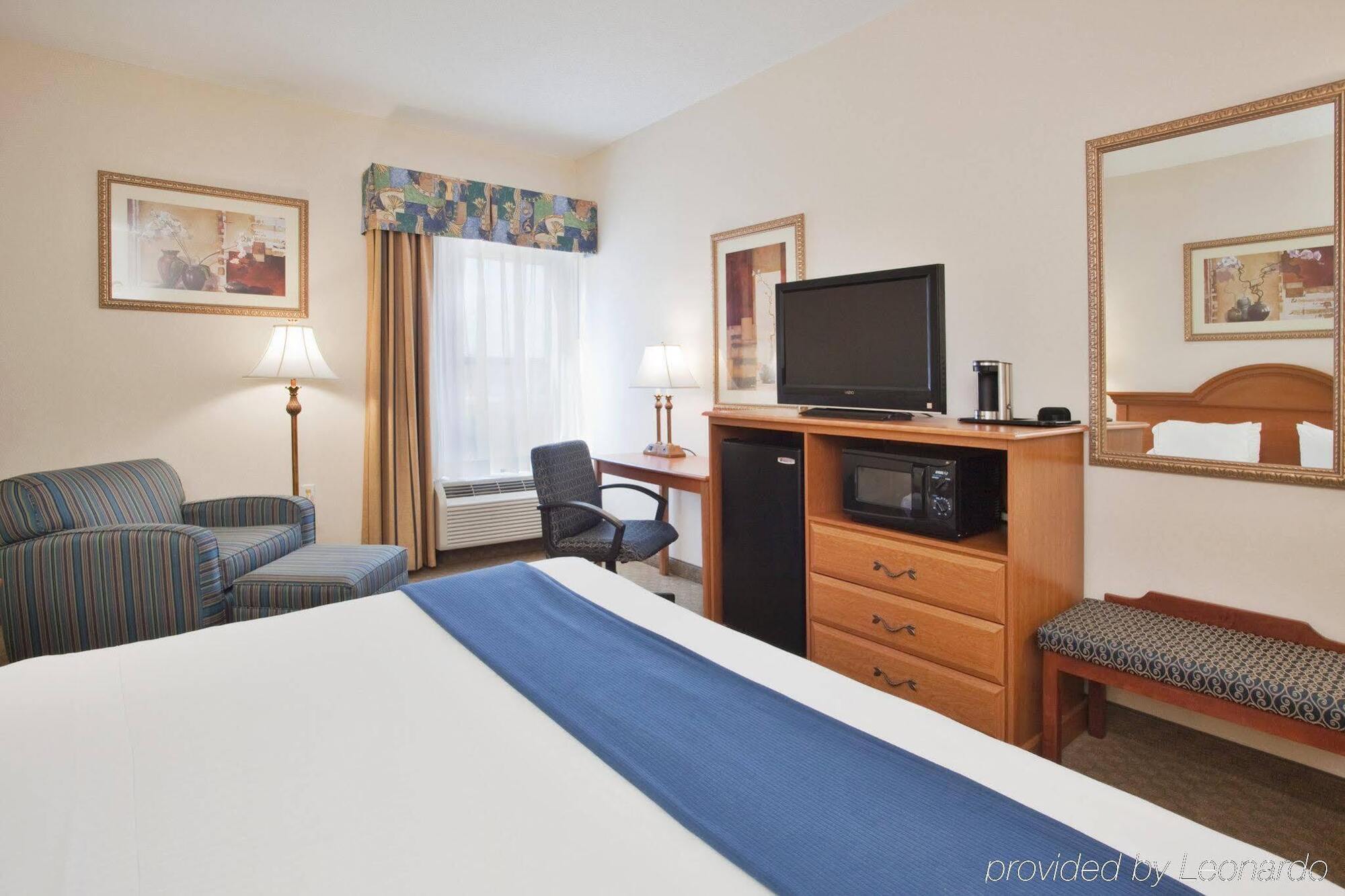 Clarion Pointe New Bern Hotel Bagian luar foto